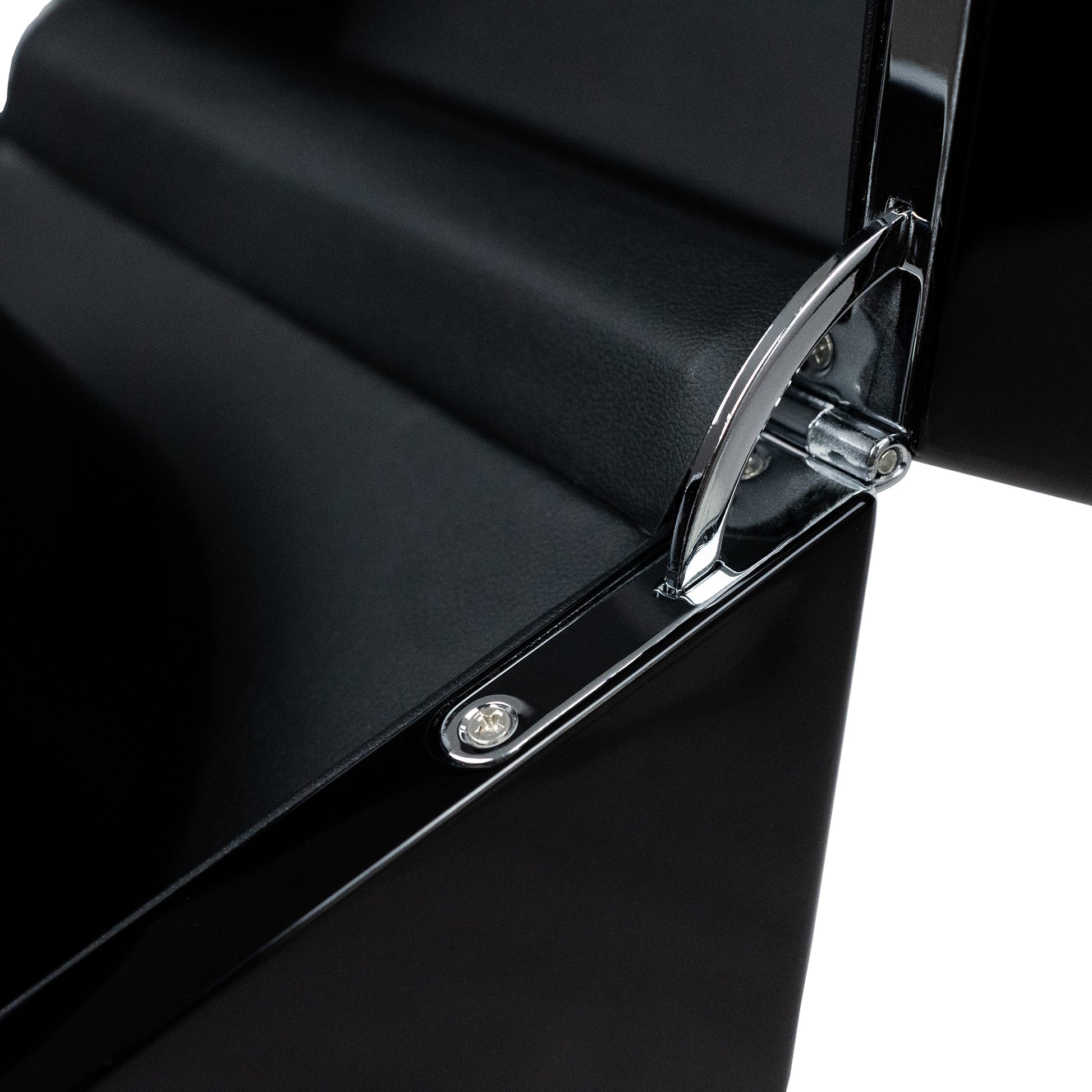 Close-up of the ginges of a Promatic Black Piano Lacquer watch winder